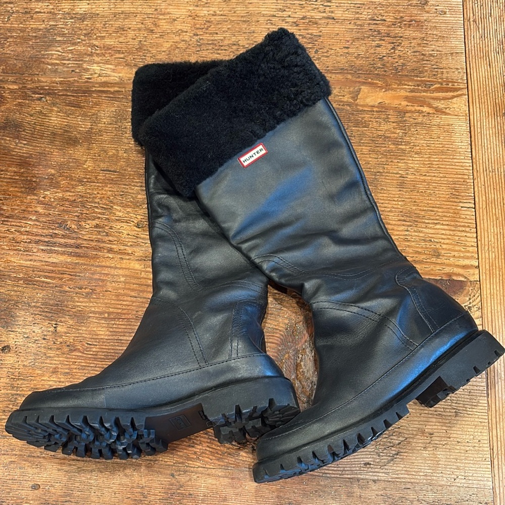 Black leather hunter boot. Sheepskin size 8